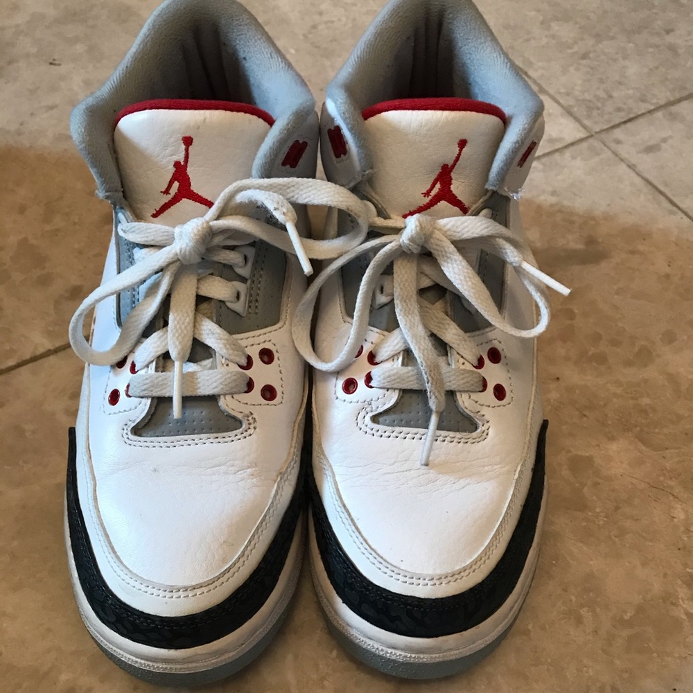 Air Jordan 3’s retro Fire Red size 7Y